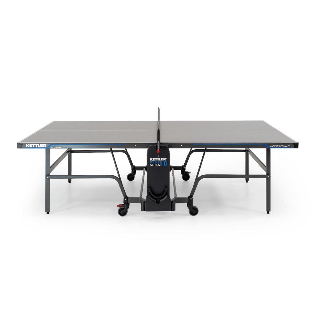 Gesamtansicht der Kettler Tischtennisplatte K10 Outdoor, zeigt die hochwertige Verarbeitung und die robuste Spielfläche.