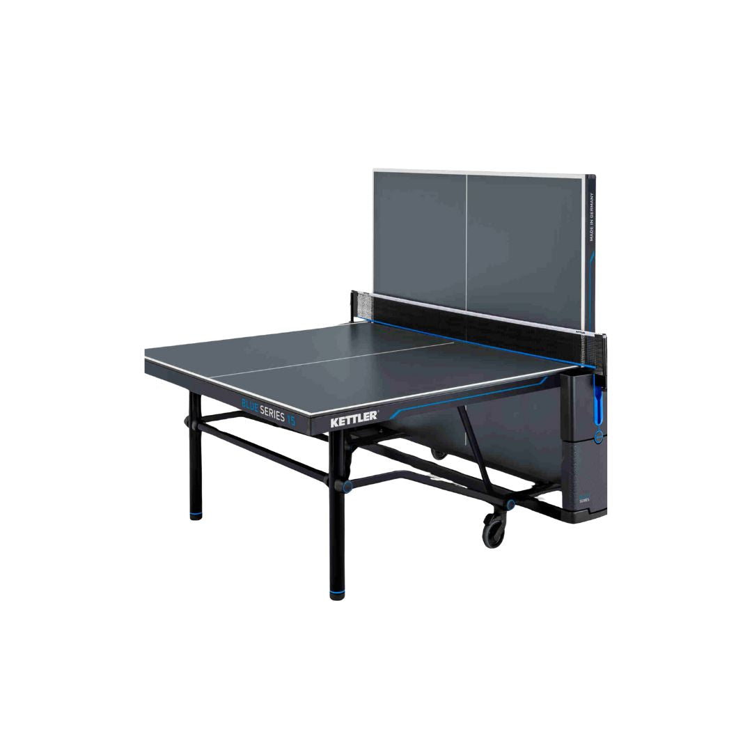 Tischtennisplatte KETTLER K15 Outdoor im Ein-Spieler-Modus für Solo-Trainingseinheiten.