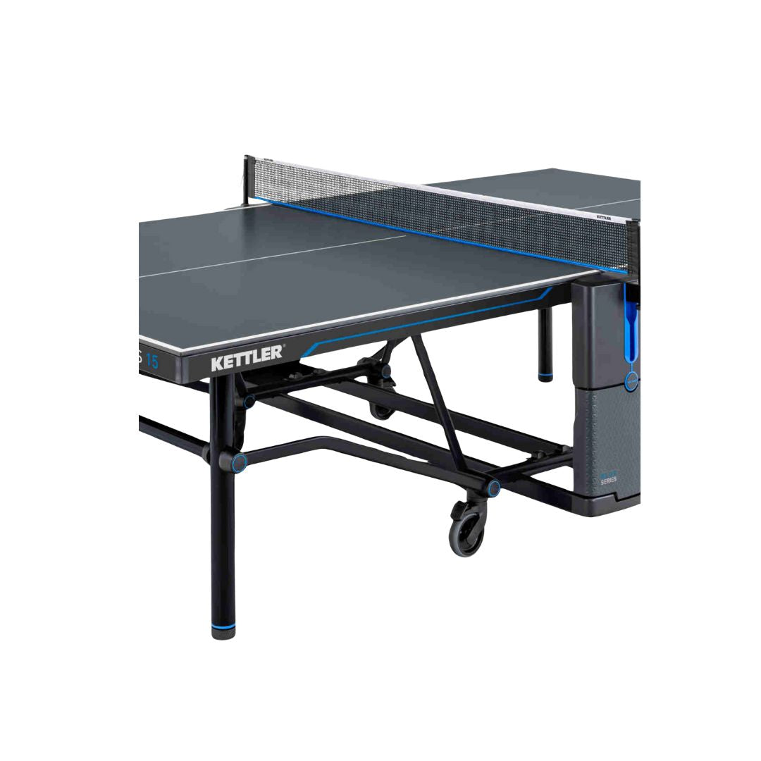 Detailansicht der KETTLER K15 Outdoor Tischtennisplatte in Spielstellung, zeigt das stabile Netz und die robuste Konstruktion.