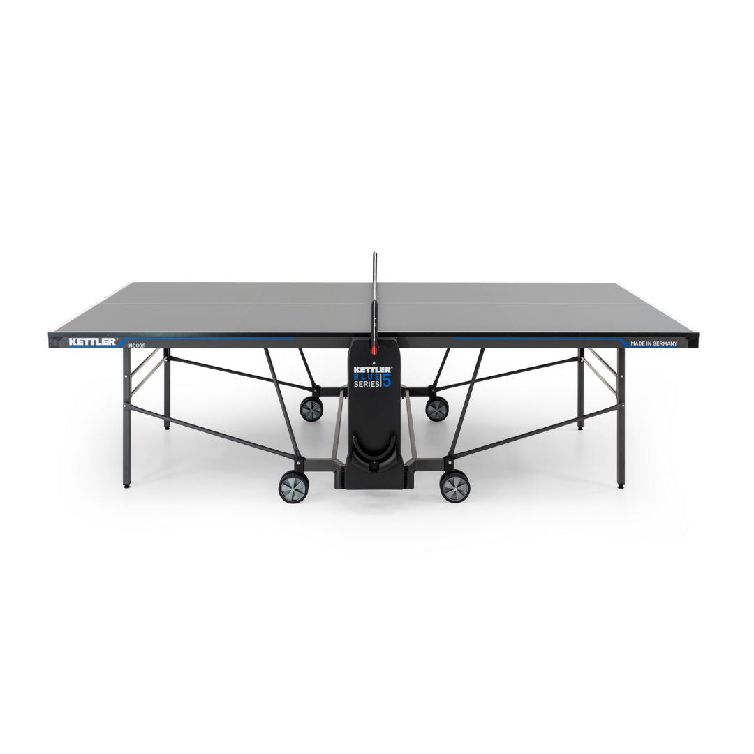 Kettler Tischtennisplatte K5 Indoor in aufgeklappter Spielposition, zeigt die stabile Konstruktion und das Netz, ideal für spannende Indoor-Tischtennisspiele!