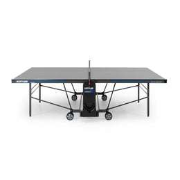 Kettler Tischtennisplatte K5 Indoor in aufgeklappter Spielposition, zeigt die stabile Konstruktion und das Netz, ideal für spannende Indoor-Tischtennisspiele!