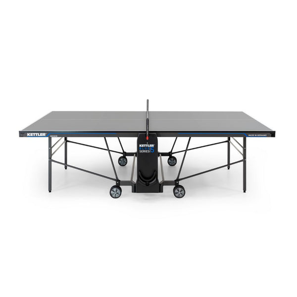 Kettler Tischtennisplatte K5 Indoor in aufgeklappter Spielposition, zeigt die stabile Konstruktion und das Netz, ideal für spannende Indoor-Tischtennisspiele!