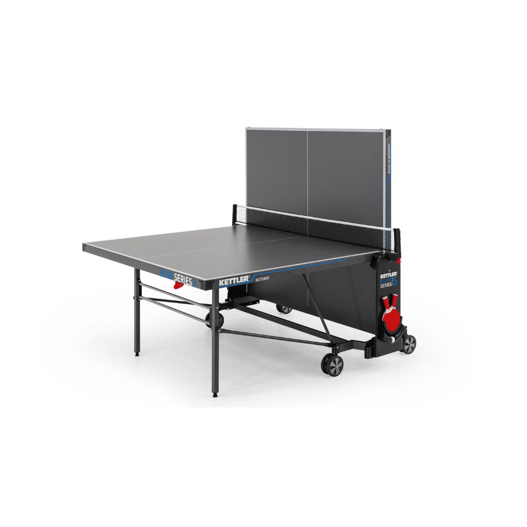 Kettler Tischtennisplatte K5 Outdoor in der Einzelspielerstellung mit hochgeklappter Plattenhälfte, ideal für das Solo-Training
