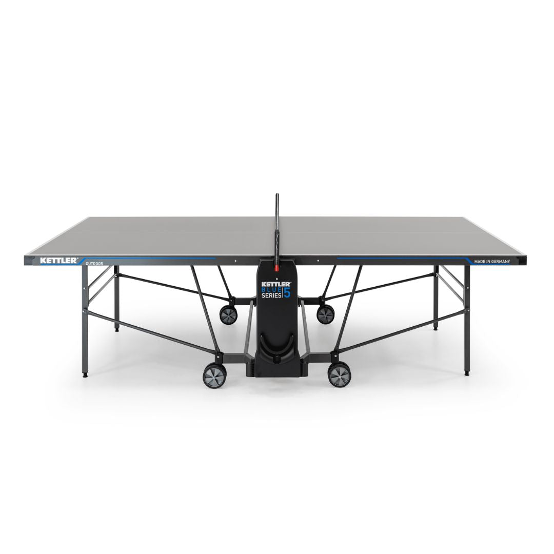 Seitenansicht der Kettler Tischtennisplatte K5 Outdoor, zeigt die gesamte Konstruktion und die Spielfläche in voller Größe.