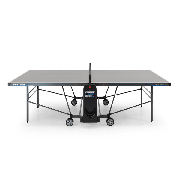 Seitenansicht der Kettler Tischtennisplatte K5 Outdoor, zeigt die gesamte Konstruktion und die Spielfläche in voller Größe.