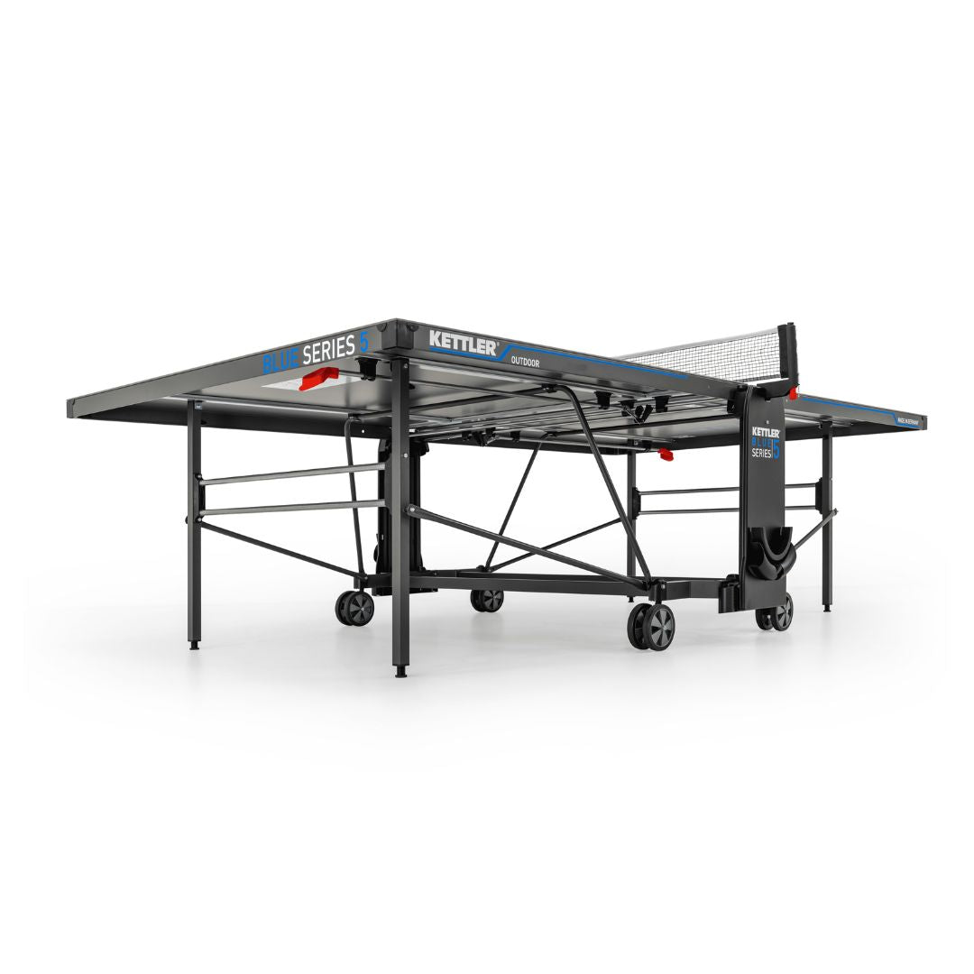 Untere Ansicht der Kettler Tischtennisplatte K5 Outdoor, zeigt die stabile Rahmenkonstruktion und die hochwertigen Materialien.