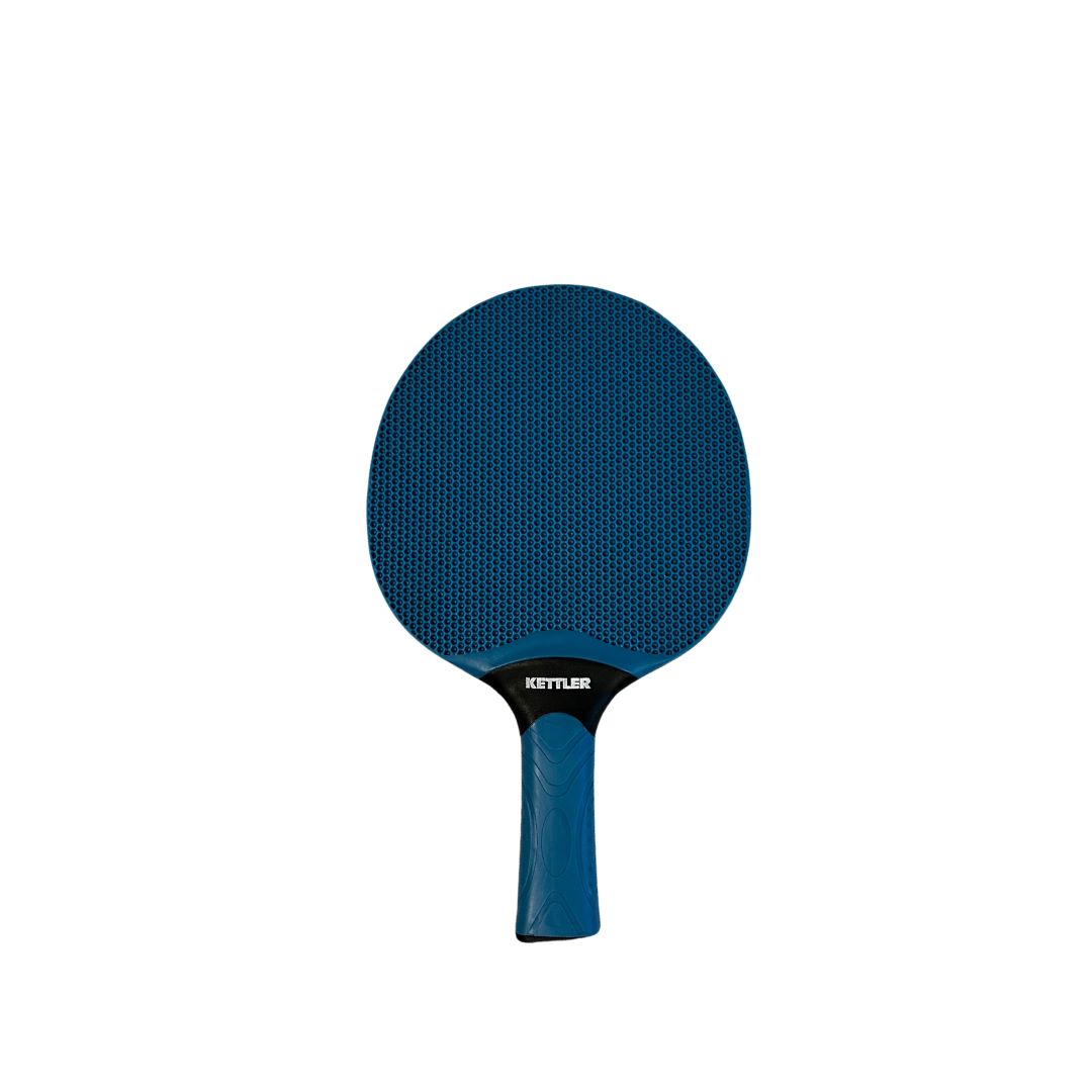 Primo piano di una racchetta da ping-pong da esterno resistente alle intemperie di KETTLER, perfetta per l'uso all'aperto.