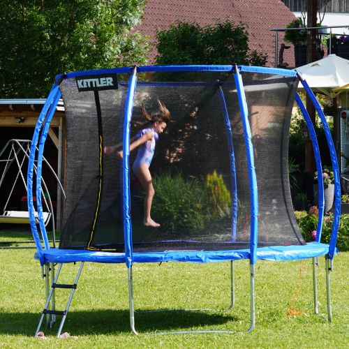 Mädchen springt auf Kettler Trampolin 305 in Blau