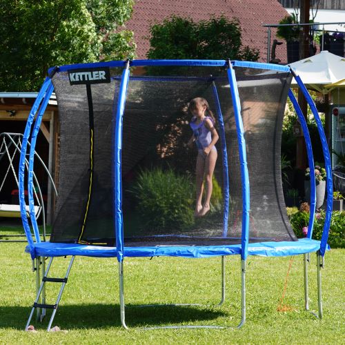 Mädchen springt auf Kettler Trampolin 305 in Blau