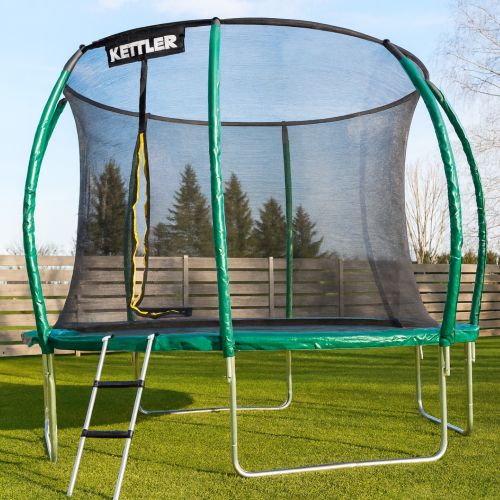Das KETTLER Trampolin 305 in Navygrün kann das ganze Jahr genutzt werden.
