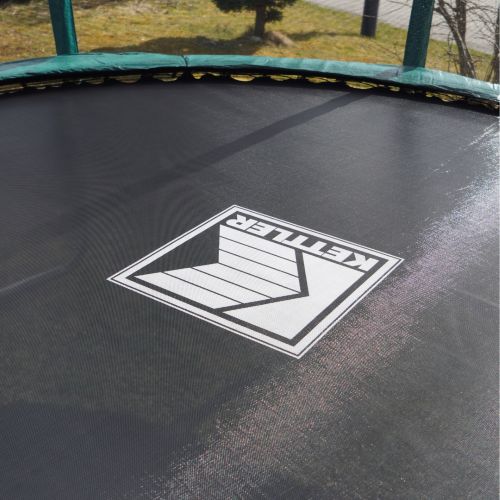 Das KETTLER Logo befindet sich auch auf der Sprungmatte vom Trampolin 305 in Naygrün