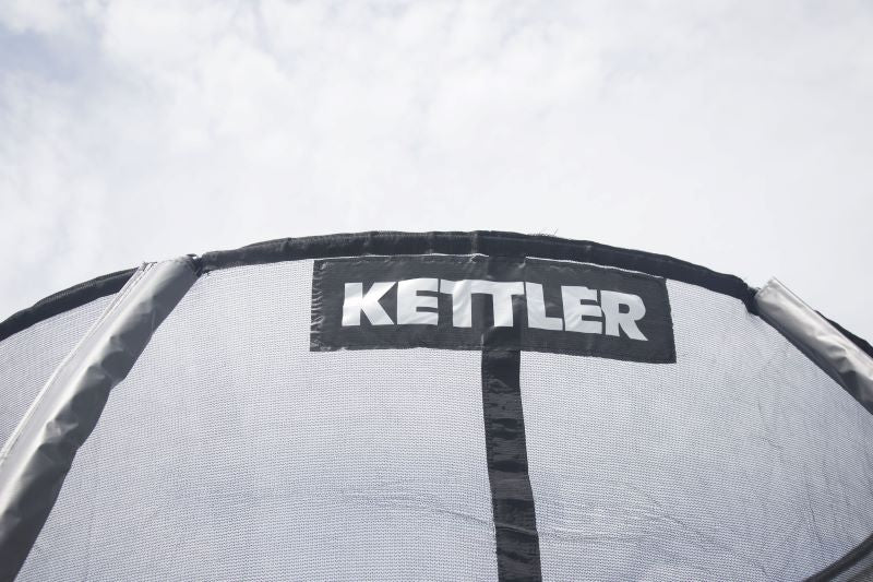 KETTLER Trampolin JUMP 305 grau - Detailansicht des Sicherheitsnetzes mit Kettler Logo