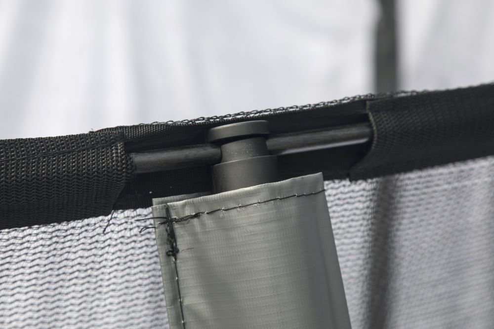 KETTLER Trampolin JUMP 305 grau - Detailansicht des Trampolinrandes mit Verbindungsstangen