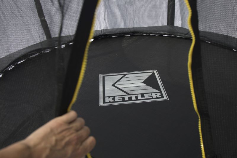 KETTLER Trampolin JUMP 305 grau - Detailansicht der Sprungmatte mit Kettler Logo