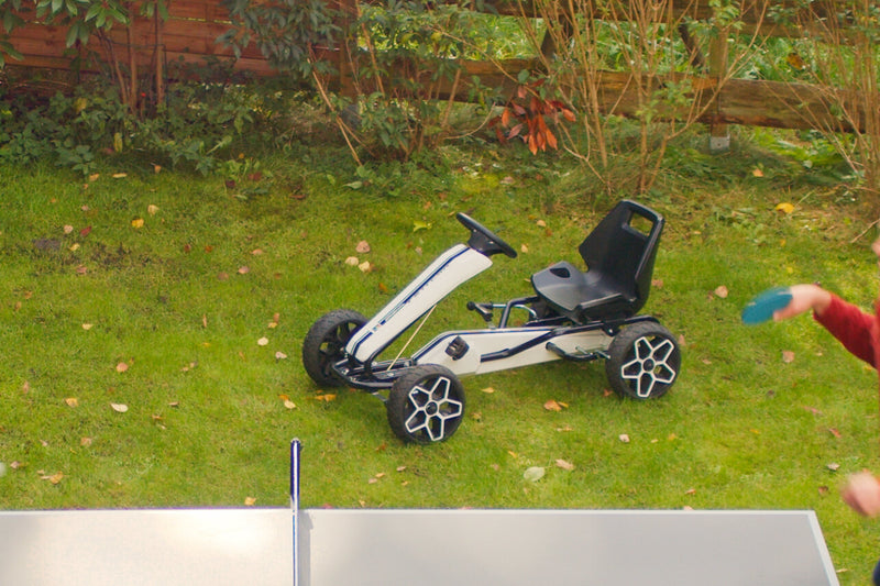 KETTLER Kettcar Evolution auf dem Rasen im Garten
