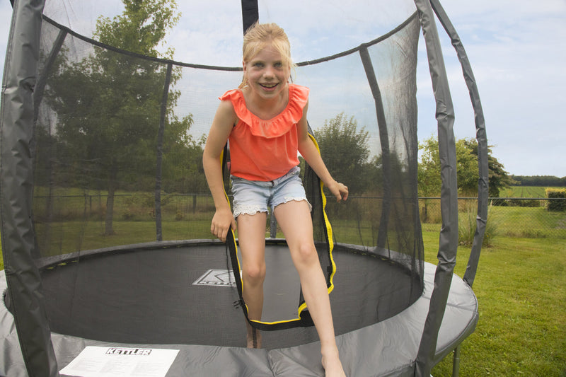 Mädchen im KETTLER Trampolin JUMP 305 mit Sicherheitsnetz