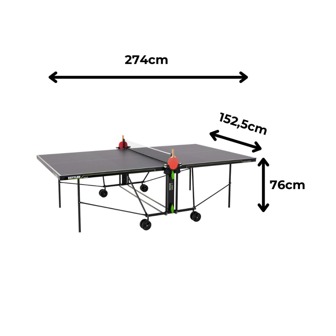 Die Kettler Tischtennisplatte K1 Indoor in aufgeklapptem Zustand mit den Maßen 274 cm Länge, 152,5 cm Breite und 76 cm Höhe, ideal für Indoor-Tischtennisspiele.
