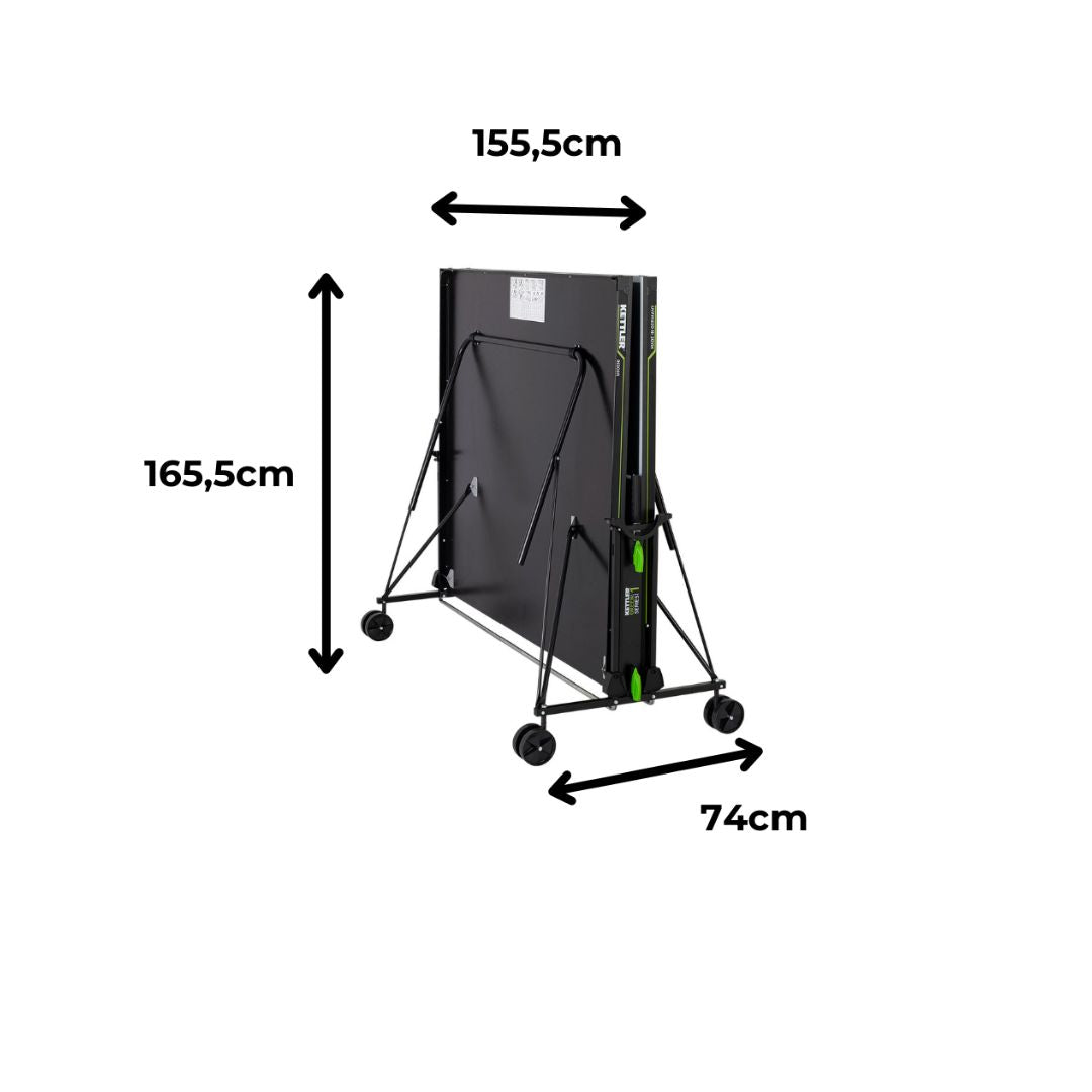 Die Kettler Tischtennisplatte K1 Indoor im zusammengeklappten Zustand mit den Maßen 165,5 cm Höhe, 155,5 cm Breite und 74 cm Tiefe, ideal für platzsparende Lagerung und einfache Aufbewahrung.
